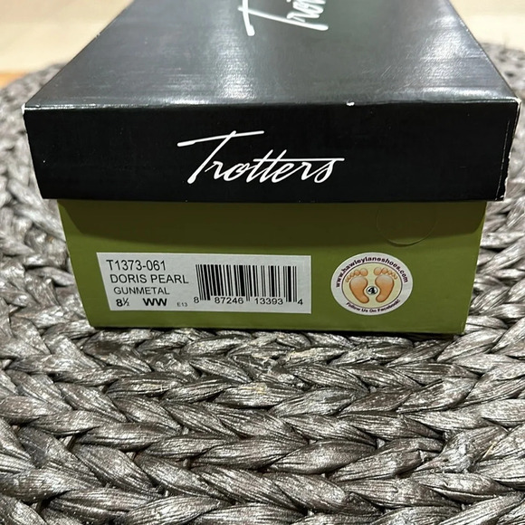 Trotters Women’s Doris,  Leather Black Pumps in box - Picture 4 of 5